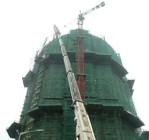 韩城吊车在工地上作业